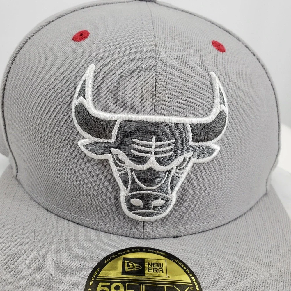 New Era 59FIFTY Chicago Bulls NBA Fitted Hat Grey Red Size 7 1/8 Flat Brim Cap